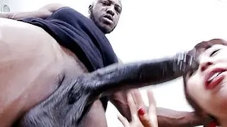 娇艳亚裔体内吞吐黑肉棒