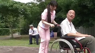 户外半裸日本护理员的怪诞场景