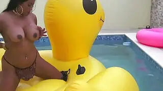 Asyalı Milf Maxine X, devasa bir ördekten zevk alarak kendini tatmin ediyor.