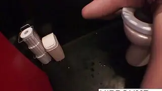 Японская модель мастурбирует в общественном туалете.
