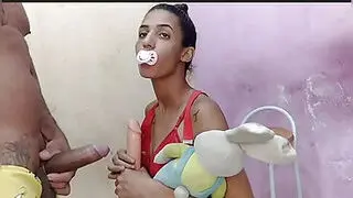 Azgın genç Taylandlı kız 18 yaşında, penis emiyor ve anüsünden ilişkiye giriyor.