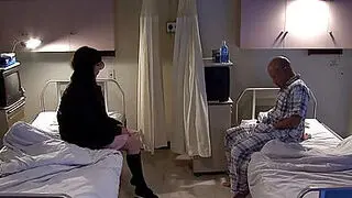 Asyalı hasta, ziyaretçisiyle seks oyuncağı kullanarak ilişkiye giriyor.