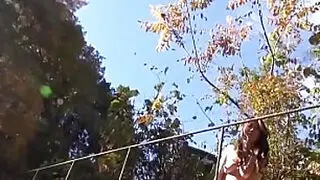 Japon esmer Maki Hojo çıplak halde dışarıda mastürbasyon yapıyor.