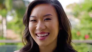 近距离接触娇小亚洲少女金咪金，她痴迷于激烈打屁股